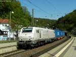 23.04.2011: Die Prima E 37 528 der CB-Rail fhrt mit einem Containerzug in Frankenstein (Pfalz) durch.