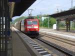 185 031-2 zieht am 08.06.2011 einen gemischten Gterzug durch Kaiserslautern Hbf