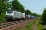 E 37 028 ist mit einem Containerzug am 24.05.2012 bei Kaiserslautern Ausbesserungswerk