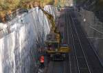 Bauarbeiten an der KBS 670 zwischen Rohrbach und St. Ingbert - Liebherr Bagger Typ 900 in der Zweiwegversion bei der Arbeit.

KBS 670 am 23.10.2012 - Bahnstrecke 3250 Saarbrcken - Homburg