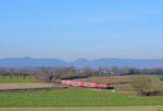 Am 14.1.2025 ergab sich die Chance, 218 401 bei schönster Wintersonne auf dem RE 6-Umlauf zwischen Neustadt (W) und Karlsruhe abzulichten. Da das Formsignal-Motiv am Bahnsteig in Winden von Fotografen völlig überlaufen war, entschieden wir uns die geschobene Rückfahrt von Karlsruhe nach Neustadt südlich von Winden in schönster Kulisse nochmals festzuhalten. 
