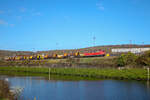 SRG 151 022 kommt am 03.11.2024 mit gleich fünf Torpedopfannenwagen als DGS 91309 mit einer Verfrühung von 43 Minuten am Saarufer bei Völklingen daher gefahren. In wenigen Augenblicken ist das Ziel erreicht.