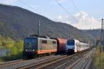 Begegnung im Bahnhof Winningen (Mosel): Hector Rail (Germany) 162 003  Metropolis  (151 027, ex DB) mit leeren Schüttgutwagen in Richtung Koblenz begegnet DB Regio 429 103/603 als RE 1 (4124)  SÜWEX  Koblenz Hbf - Saarbrücken Hbf (17.04.2019).