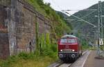 Als Lz durchfährt die 218 139-4 der Vulkan-Eifel-Bahn am 25.07.2024 den Bahnhof Ediger-Eller an der Mosel, Gruß zurück an den Tf.!