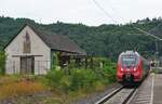 Mit einer Regionalbahn nach Koblenz fährt 442 705 am 25.07.2024 in Ediger-Eller ein.