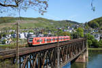 425 111-2 passiert am 23. April 2024 als RB 81 nach Trier Hbf die Doppelstockbrücke in Bullay und fährt in wenigen Augenblicken in den Prinzenkopftunnel ein