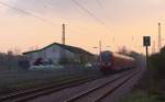 Die untergehende Abendsonne hüllte die Landschaft am Rande der Eifel in ein wundervolles Licht. 143 919 schiebt den RE 1 Saarbrücken - Koblenz gleich durch den Bahnhof Hetzerath. Die Anordnung der Fahrleitungsmasten lässt vermuten, dass die Gleisanlagen mal umfangreicher waren, besonders an der linken Seite, wo wohl ein Anschluss an ein Raiffeisengebäude bestanden hat. Bahnstrecke 3010 Koblenz - Perl Grenze am 02.11.2014