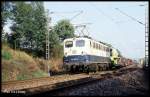 Bei Ürzig war am 29.9.1993 um 12.55 Uhr die 140122 mit einem Güterzug in Richtung Trier unterwegs.