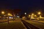 Blich auf den alten Bahnhof Überherrn am Abend des 29.9.2023. Der Verkehr auf der Strecke Völklingen - Überherrn - Thionville wurde schrittweise ab 1972 eingestellt. 1972 erfolgte die Einstellung auf dem Abschnitt Überherrn – Grenze Hargarten. 1992 erfolgte die Einstellung des Personenverkehrs auf dem Abschnitt Überherrn - Völklingen. 1995 wurde die Oberleitung abgebaut. 2003 wurde der Verkehr entgültig eingestellt und die Strecke stillgelegt. 2003 pachtete Mosolf die Strecke für den Güterverkehr. 2016 wurde der Verkehr wegen Oberbaumängel eingestellt. Es gab bis jetzt immer wieder Vorschläge zur Reaktivierung welche bis heute nicht erfolgte. Da die Strecke nur stillgelegt und nicht entwidmet ist, ist hier eine Reaktivierung jedoch möglich.

Überherrn 29.09.2023