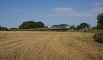 V300 001 der Starkenberger Baustoffwerke (ex Wismut) war am 19.08.2016 bei Hartha mit einem Leerzug in Richtung Kayna unterwegs.