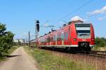 Angeführt von 425 083 ist am 20.06.2018 ein Quietschie-Doppel bei Waghäusel als RB2 nach Karlsruhe unterwegs.