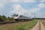 Als ICE 597 (Berlin Hbf - München Hbf) fuhr am späten Mittag des 03.06.2020 der 412 011 (9011/5812 011-5) nördlich von Waghäusel über die Rheintalbahn in Richtung Graben-Neudorf/Bruchsal.