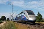 Als Leerzug (Freiburg (Brsg) Hbf - Paris Gare de Lyon) fuhr am Nachmittag des 05.07.2017 der TGV Euroduplex 4724 (310048) nördlich von Müllheim (Baden) in Richtung Neuenburg