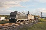 Mit einem Containerzug fuhr am Abend des 05.10.2017 die MRCE/DBC 185 573-3 südlich vom Hp.