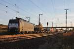 Ausfahrt am Abend des 26.10.2017 von MRCE/SBBCI ES 64 F4-990 (189 090-4) mit einem Containerzug aus Italien vom Überholgleis in Müllheim (Baden) in Richtung Freiburg (Breisgau).