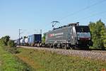 Kommend aus Richtung Basel, fuhr am 12.09.2018 die MRCE/SBBCI ES 64 F4-082 (189 982-2)  SBB Cargo International  mit ihrem Containerzug auf Höhe von Hügelheim durchs morgendliche