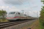 Am 19.05.2019 fuhr 401 052-6  Hanau  als ICE 279 (Berlin Ostbahnhof - Basel SBB) bei Hügelheim über die Rheintalbahn durchs Markgräflerland in Richtung Schweiz.