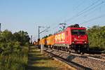 Am Nachmittag des 23.05.2019 fuhr ATLU/RHC 2054 (185 586-5  Heizprofi  mit dem  Bauer -Containerzug nach Basel beim Haltepunkt von Buggingen über die KBS 703 durchs Rheintal in Richtung