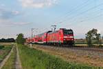 Am Abend des 24.05.2019 fuhr die Freiburger 146 114-4  Landkreis Emmendingen  mit ihrem RE (Offenburg - Basel Bad Bf) zwischen Buggingen und Hügelheim über die Rheintalbahn durchs