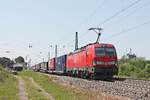 Durchfahrt am Morgen des 25.05.2019 von 193 302 mit einem langen und bunten KLV durch den Bahnhof von Heitersheim im Markgräflerland in RIchtung Freiburg (Breisgau).