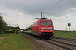 Mit dem EC 6 (Interlaken Ost - Hamburg Altona) fuhr am Mittag des 25.05.2019 die 101 087-5 südlich vom Haltepunkt Auggen über die Rheintalbahn durchs Markgräflerland in Richtung