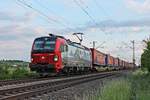 Mit dem  Winner -KLV DGS 42074 (Piacenza - Wuppertal Langerfeld) fuhr am Abend des 19.05.2020 die LokRoll/SBBCI 193 471  Karlsruhe  nördlich von Hügelheimk über die Rheintalbahn durchs