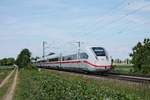 Als ICE 75 (Hamburg Altona - Chur) fuhr am Nachmittag des 26.05.2020 der 412 048 (9048/5812 048-7) südlich von Buggingen über die Rheintalbahn durchs Markgräflerland in Richtung Müllheim (Baden).