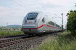 Nachschuss auf 412 048 (9048/0812 048-8), als dieser am Nachmittag des 25.06.2020 als ICE 75 (Hamburg Altona - Chur) nördlich von Hügelheim über die Rheintalbahn durchs Markgräflerland in Richtung Schweiz fuhr.