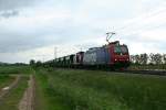 482 027-0 mit 212 089-7 im Schlepp und einem Schotterzug am 22.05.13 bei Hgelheim unterwegs Richtung Norden.