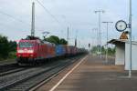 185 139-3 mit einem KLV-Zug am Morgen des 25.07.13 bei der Durchfahrt durch den Bahnhof Mllheim (Baden).
Der Zug ist gen Norden unterwegs.