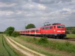 111 060-0 zusammen mit 111 050-1 mit einer RB nach Neuenburg (Baden) am Mittag des 24.05.11 bei Hgelheim.