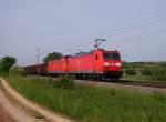 185 053-6 und eine weitere 185 brachten am 24.05.11 den Tonerdezug aus Limburg (Lahn) nach Domodossola, hier bei Hgelheim.