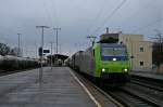 485 013-7 mit der stark verspteten RoLa (DGS) 43627 von Freiburg (Breisgau) Gbf nach Novara am Nachmittag des 28.02.14 im Bahnhof Mllheim (Baden).