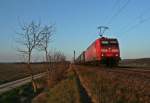 145 030-3 mit einem KLV-Zug gen Weil am Rhein/Basel Rbf am Abend des 08.03.14 südlich von Hügelheim.