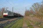 186 103 mit einem KLV-Zug gen Sden am spten Nachmittag des 27.03.14, aufgenommen im Bahnhof Heiterheim.