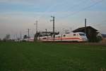 401 085-6 als ICE 373 von Berlin Ostbahnhof nach Interlaken Ost am Abend des 29.03.14 in Auggen.