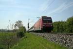 101 028-9 mit dem EC 8 von Zürich HB nach Hamburg-Altona am Mittag des 14.05.12 nördlich vn Müllheim (Baden).