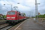 111 060-0 verlsst mit einer RB von Mllheim (Baden) nach Freiburg (Breisgau) Hbf den Bahnhof Mllheim (Baden).
