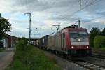 185 601-2 mit einem KLV-Zug auf der Fahrt nach Italien am Abend des 28.05.14 beim Verlassen des Bahnhofs Mllheim (Baden).