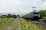 185 581-6 mit einem gemischten KLV-Zug aus Italien auf dem Weg nach Aachen West am Nachmittag des 11.07.14 in Heitersheim.