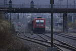 187 185 steht in Neckarelz auf Gleis 4 mit einem Frachtenzug aus Heilbronn.