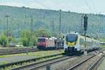 Treffen in Neckarelz,  152 164 kommt gerade durch Neckarelz  gen Heidelberg gefahren als der mittägliche RE10a  den Bahnsteig Gleis2 verlassen hat auf seinem Weg nach Heilbronn Hbf. 27.4.2023