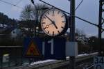 Analoge Bahnhofsuhr in Neckargerach, wenigstens etwas erinnert noch an die gute alte Zeit bei der Eisenbahn, als die meisten Zge auch noch pnktlich fuhren....9.2.2013.....ach ja, ich weiss nicht wie