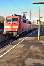 Die 111 211-9 ist hier am Gleis 12 des Bahnhofs Neckarelz zu sehen.
Sie soll um 15:09 wieder nach Neckarsulm fahren. Sie und ihre Schwesterloks verrichten zur Zeit S-Bahnersatzverkehr, da an einigen Stationen die Bahnsteige noch nicht fertig umgebaut sind.(Haßmersheim, Gundelsheim und Offenau)Montag 30.12.2013