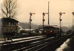 23.Februar  1991 VT 95 9240 mit Sonderzug 21285 von Heidelberg kommend an den Ausfahrsignalen des Bahnhofes Meckesheim alles Heutzutage rückgebaut. EstW von Karlsruhe , Oberleitung S-Bahnlinie 5 VU-RN Heidelberg-Sinsheim-(Eppingen) seit 2009