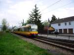 AVG-Tw 875 ist am 13.04.2012 als fhrendes Fahrzeug an S 85089 in Richtung Menzingen (Baden) untwerwegs, als sogleich den Bahnhbergang bei Streckenkilometer8,887 passiert.