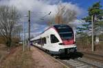 Vorher# - Der Haltepunkt Hegne hat einen Sand/Kies-Bahnsteig. RABe 521 202 am 05.03.2017 als SBB 87678 von Konstanz nach Engen.