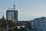 Zwischen Husern (||) - Zwischen dem entkernten Hochhaus auf der einen Seite und den Husern in Konstanz-Petershausen auf der anderen Seite befindet sich der wenige Minuten zuvor in Konstanz gestartete RE 2 / 4720 auf der Fahrt nach Karlsruhe (27.12.2021)