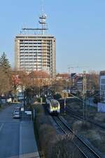 Zwischen Husern (|) - Zwischen dem entkernten Hochhaus und dem dahinterstehenden Kirchturm St.