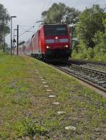 Am teilweise grünen und blühenden Bahnsteig der Haltestelle Hegne befindet sich 146 110-2 mit dem RE 5323 von Karlsruhe kommend kurz vor dem Zielbahnhof Konstanz (07.06.2014).